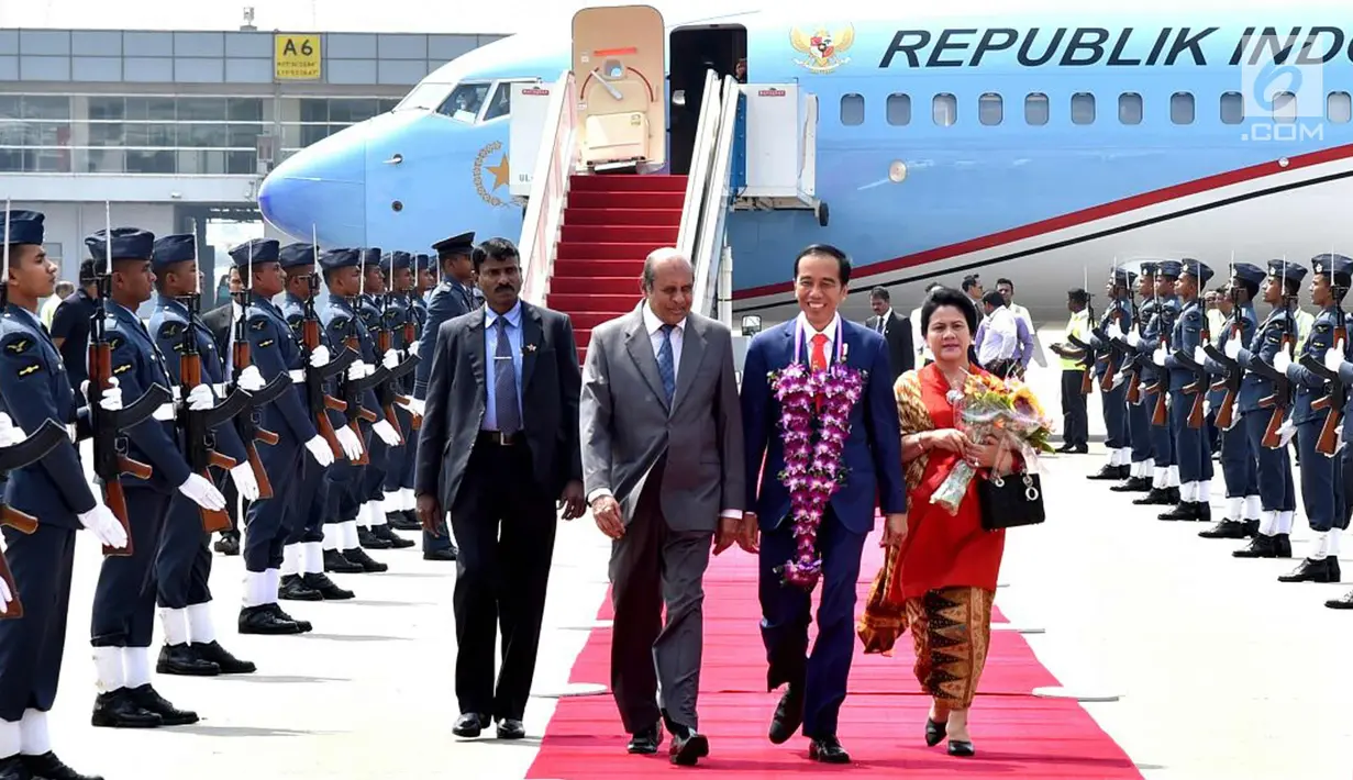Presiden Joko Widodo dan Ibu Negara Iriana Joko Widodo bersama rombongan tiba di Bandara Internasional Colombo, Sri Lanka, Rabu, (24/1). Jokowi tiba pada pukul 12.05 Waktu Setempat (WS) atau pukul 13.35 WIB. (Liputan6.com/Pool/Biro Pers Setpres)