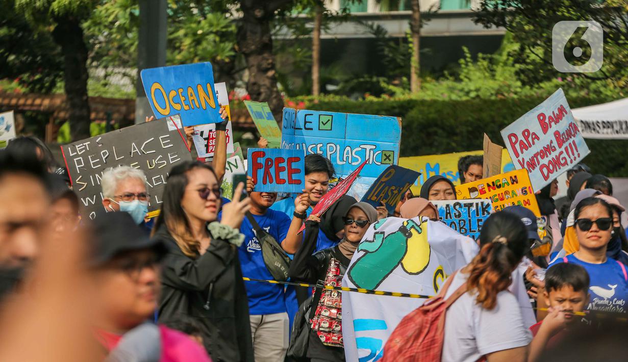 Sejumlah pegiat lingkungan menggelar pawai bebas plastik di Kawasan Sudirman, Jakarta, Minggu (30/7/2023). (Liputan6.com/Faizal Fanani)