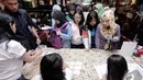 Para Cinemaholic saat mengantri tiket untuk menonton film Doraemon bersama Cinemaholic di Blitz Megaplex, Jakarta (13/12/2014). (Liputan6.com/Faizal Fanani)