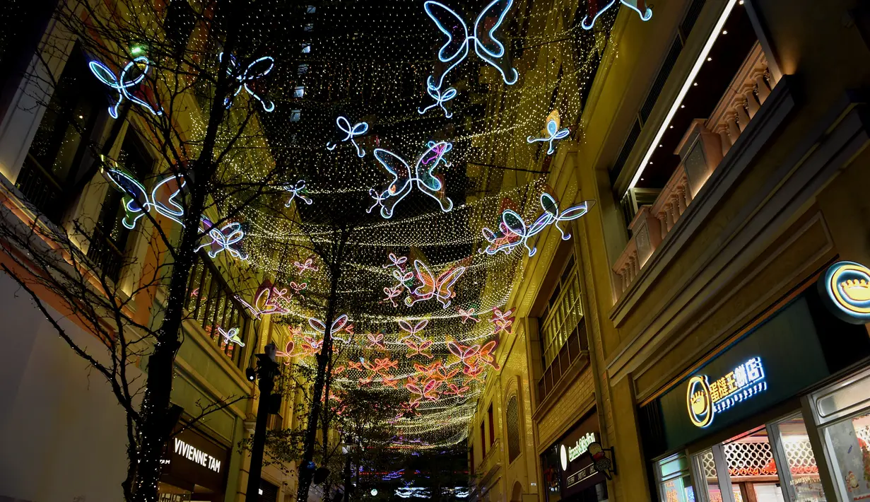 Instalasi cahaya di Lee Tung Street di Wan Chai, Hong Kong, China selatan (8/12/2020). Instalasi cahaya tersebut dapat berubah warna sesuai waktu, cuaca, suhu, dan kelembapan. (Xinhua/Lo Ping Fai)