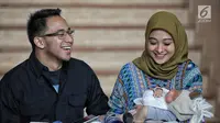 Artis Poppy Bunga bersama suaminya Muhammad Arkandra Malik Riphat memberi keterangan pers usai melahirkan anak kedua di RS Meilia, Depok, Jawa Barat, Jumat  (20/7). Poppy melahirkan anak laki-laki pada 17 Juli 2018. (Liputan6.com/Faizal Fanani)