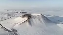 Foto dari udara yang diabadikan pada 28 November 2020 ini menunjukkan pemandangan gunung berapi yang berselimut salju di Ulanqab, Daerah Otonom Mongolia Dalam, China utara. (Xinhua/Wang Zheng)