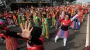 Ribuan penari membawakan 7 tari tradisional dalam rangka HUT ke-73 RI dan Asian Games 2018 saat CFD di Jakarta, Minggu (12/8). Kegiatan yang digagas Yayasan Belantara Budaya Indonesia mengusung tema Tunjukkan Indonesiamu. (Liputan6.com/Fery Pradolo)