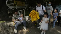 Sementara itu, baru-baru ini di Provinsi Yunan suhu panas sudah mencapai lebih dari 40 derajat Celcius. Hal ini sangat memberatkan jaringan listrik karena jutaan rumah mulai menyalakan AC. (AP Photo/Ng Han Guan)