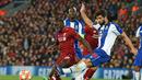 Bek Porto, Felipe melepaskan tembakan pada leg 1, babak perempat final Liga Champions yang berlangsung di Stadion Anfield, Liverpool, Rabu (10/4). Liverpool menang 2-0 atas Porto (AFP/Glyn Kirk)