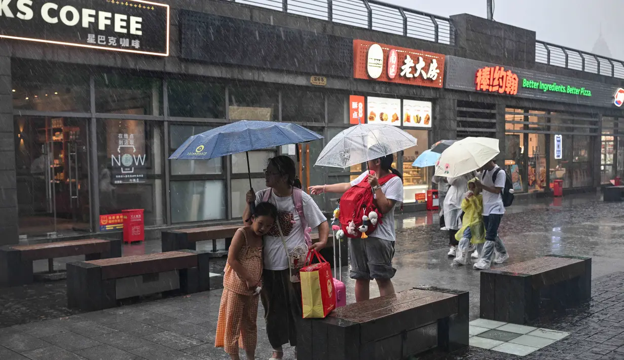 Menurut laporan media pemerintah China, diperkirakan Topan Co-May yang membawa hujan deras dan angin kencang akan menghantam kota tersebut pada malam hari Rabu (30/7/2025) waktu setempat. (Hector RETAMAL/AFP)