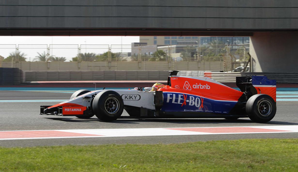 Pebalap Indonesia, Rio Haryanto saat melakukan sesi test drive ban Pirelli bersama Tim Manor Marussia di Sirkuit Yas Marina, Abu Dhabi, Selasa (1/12/2015).Rio meraih Catatan waktu lap terbaik 1 menit 49,593 detik. (Photo/Rio Haryanto Media)