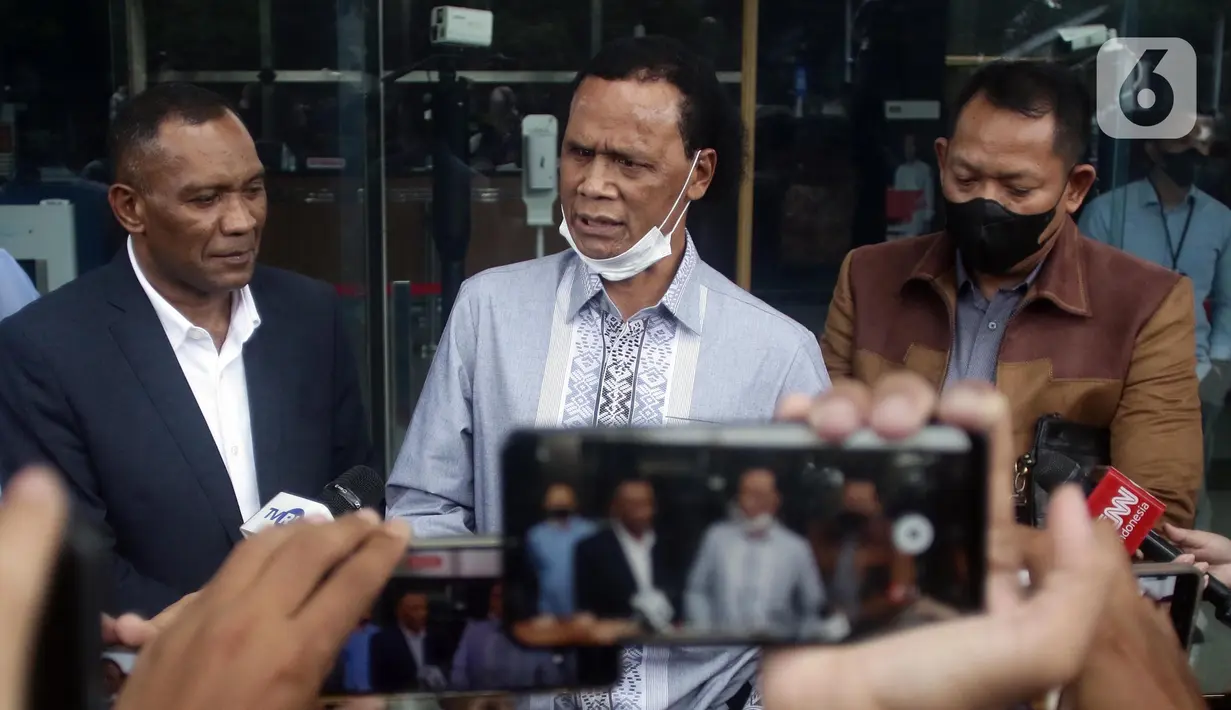 Tenaga Ahli PD Pasar Jaya, Rosario de Marshall alias Hercules (tengah) memberi keterangan kepada wartawan usai menjalani pemeriksaan di Gedung Merah Putih Komisi Pemberantasan Korupsi (KPK), Jakarta, Kamis (19/1/2023). Rosario de Marshall alias Hercules memenuhi panggilan KPK sebagai saksi di kasus suap penanganan perkara di Mahkamah Agung (MA). (Liputan6.com/Helmi Fithriansyah)