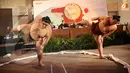 Sebelum pertandingan, pegulat Sumo menjalani ritual mengangkat kaki ke udara. Ritual ini dipercaya dapat mengusir hawa negatif. (Liputan6.com/Helmi Fithriansyah)