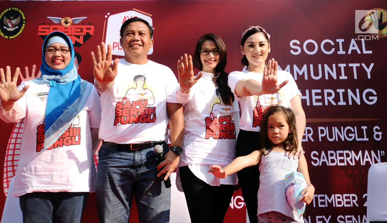 Kasatgas Saber Pungli, Komjen Pol Dwi Prayitno (kedua kiri) bersama Komisioner KPAI,  Retno Listyarti (kiri) membuat lambang penolakan pungli saat  social community gathering di Jakarta, Minggu (17/9). (Liputan6.com/Helmi Fithriansyah) 