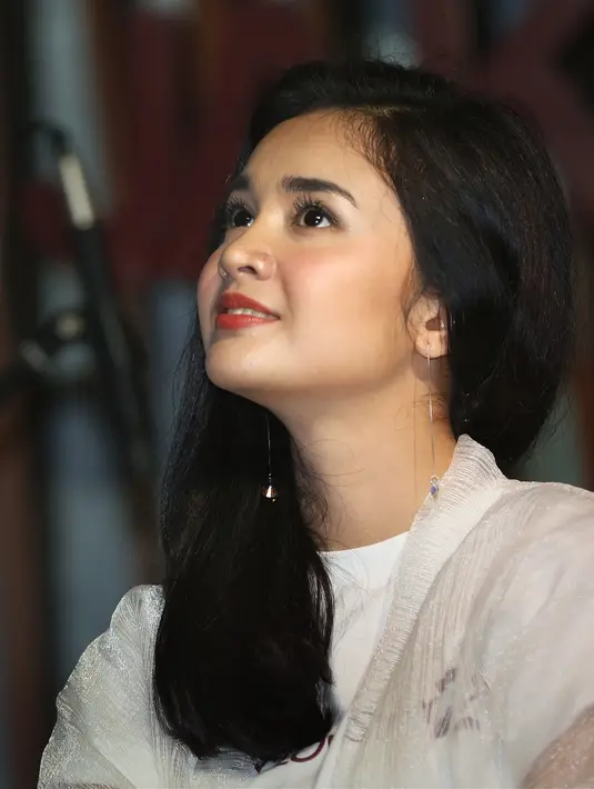 "Aku dikasih tau kalo tiap mau take itu diskusi, 'kalo gini lebih enak, kalo gini enak nggak yak, nanti di sini harus lebih gini yak', komunikasinya itu udah sesuka hati, santai," ujarnya. (Savana Alaydrus/Bintang.com)