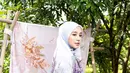 Sesekali Bella tampil dengan padu padan busana dan hijab bermotif. Sebagai gantinya, bawahan yang ia pilih pun cenderung polos. [@lbylcb].