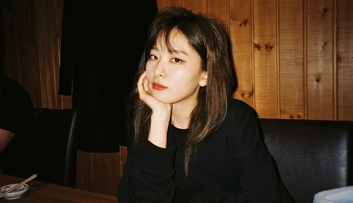 Sama seperti SinB GFRIEND, Seulgi Red Velvet juga menjadi main dancer dan lead vocal di grupnya. Sejak debut pada 2014 lalu, Seulgi sudah berkolaborasi bersama para idol di berbagai panggung acara penghargaan musik. (Liputan6.com/IG/@redvelvet.smtown)