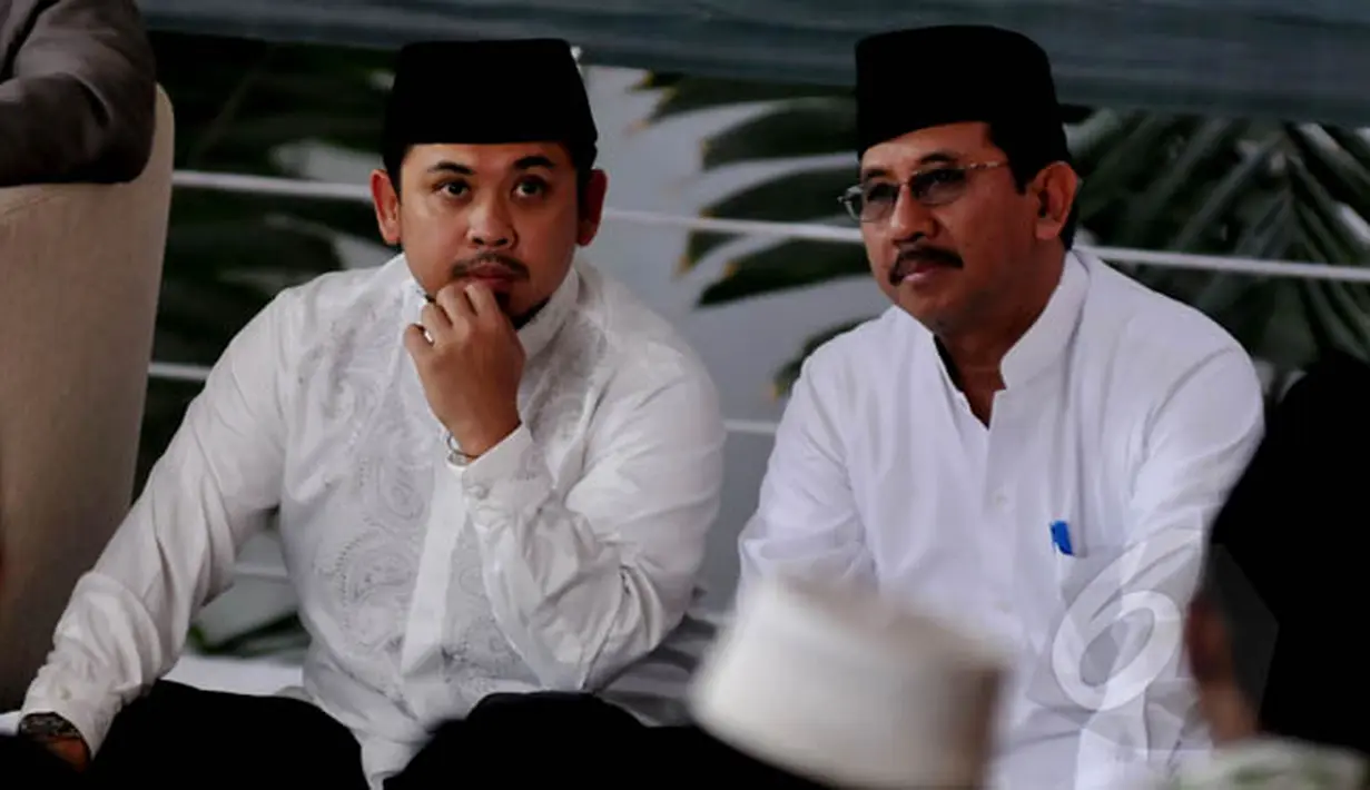 Ketua PWNU DKI Jakarta Tb Robby Budiansyah (kiri) saat peringatan maulid dan zikir di Jakarta, Kamis (19/2). Acara ini digelar sekitar 1000 jamaah Nahdlatul Ulama DKI untuk mendoakan umat dan negara. (Liputan6.com/Johan Tallo)