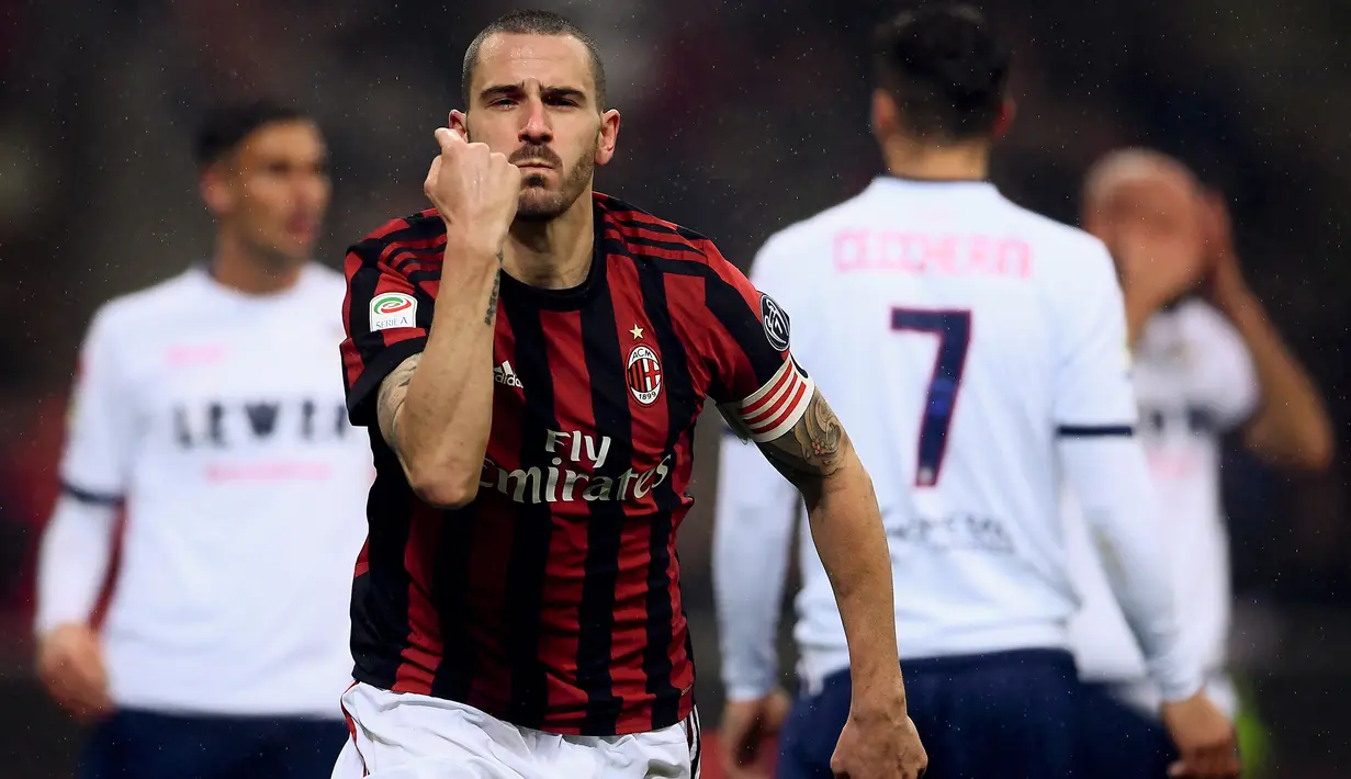 Selebrasi bek AC Milan, Leonardo Bonucci setelah mencetak gol ke gawang Crotone pada laga Liga Italia 2017/2018 di San Siro Stadium, Milan (6/1/2018). Leonardo Bonucci hanya semusim membela AC Milan pada 2017/2018 setelah didatangkan dari Juventus dengan mahar 42 juta euro. Pada 2018/2019 AC Milan memulangkannya ke Juventus dengan nilai transfer 35 juta euro atau kini setara Rp573 miliar. (AFP/Marco Bertorello)