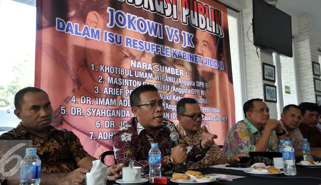 Anggota DPR RI fraksi PDI Masinton Pasaribu menyampaikan pandangannya dalam diskusi Publik Jokowi vs JK di kawasan Saharjo, Jakarta, Jumat (8/1/2016). Diskusi ini membahas Isu Resuffle Kabinet Jilid II. (Liputan6.com/JohanTallo)