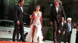 Penelope Cruz saat tiba menghadiri pemutaran perdana film "Loving Pablo" di Festival Film Venice ke-74 di Venezia, Italia, (6/9). Penelope Cruz tampil anggun dan seksi mengenakan gaun putih. (AP Photo / Domenico Stinellis)