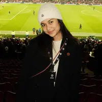 Azizah Salsha baru saja mengunggah beberapa potret dirinya menonton pertandingan bola di Old Trafford Stadium. Tak disangka-sangka, ternyata istri pesebak bola Pratama Arhan ini merupakan fans dari klub MU. [Foto: Instagram/azizahsalsha_]