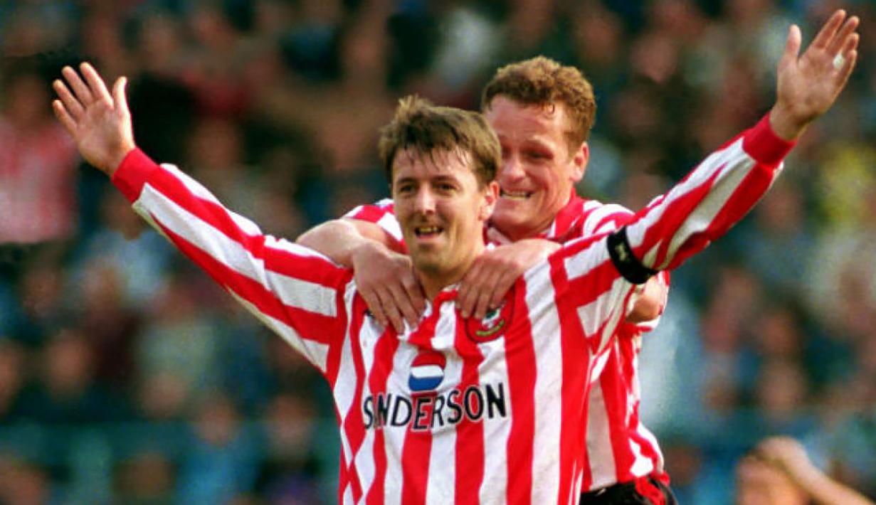 Matthew Le Tissier. Gelandang serang Inggris yang memperkuat Southampton selama total 16 musim ini mampu mencetak gol dari eksekusi tendangan penalti sebanyak 9 gol pada tahun 1994. Rekornya baru berhasil disamakan 20 tahun kemudian oleh bintang Liverpool, Steven Gerrard. (otbsports.com)