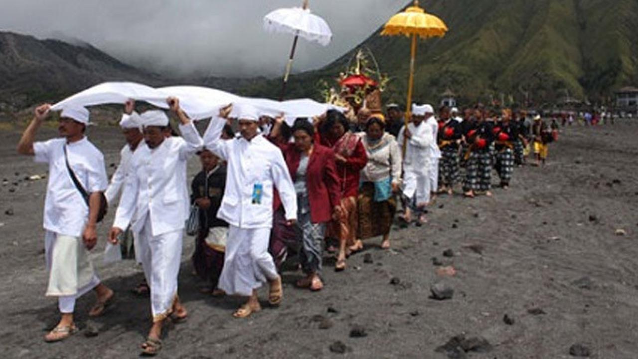 Ribuan Wisatawan Meriahkan Ritual Yadnya Kasada 2017 di Bromo