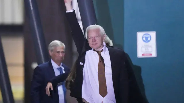 Pendiri Wikileaks Julian Assange setelah mendarat di pangkalan udara RAAF Fairbairn di Canberra, Australia Rabu, 26 Juni 2024.(AP/Rick Rycroft)