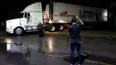 Sebuah kontainer truk trailer berisi lebih dari 100 mayat tak teridentifikasi dipindahkan dari Guadalajara menuju Jalisco di Meksiko, Senin (17/9). Kontainer pendingin itu memang setelah beberapa rumah duka di Guadalajara kepenuhan. (AFP/Ulises Ruiz)