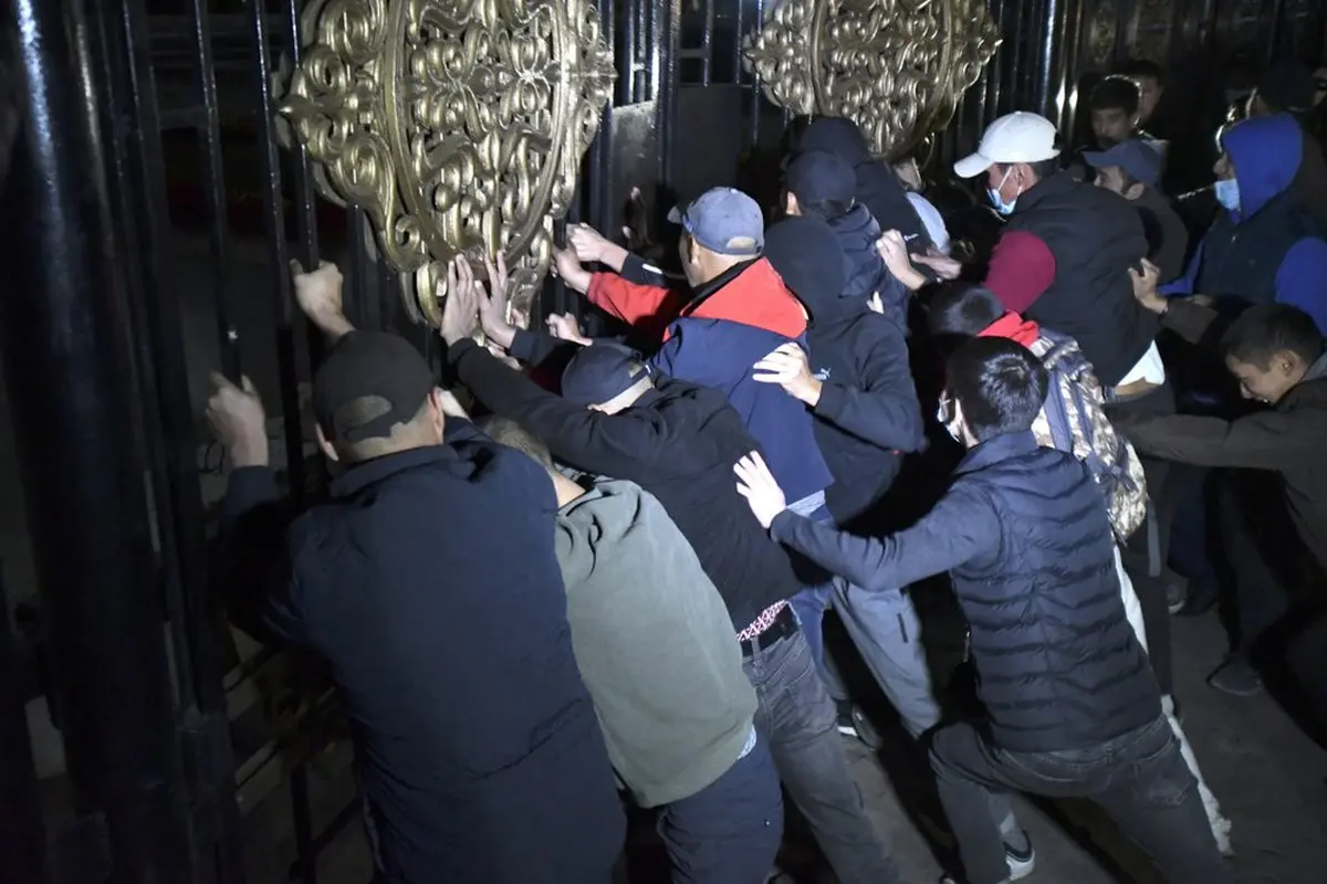 Rakyat Kirgizstan terobos parlemen karena protes hasil pemilihan legislatif.