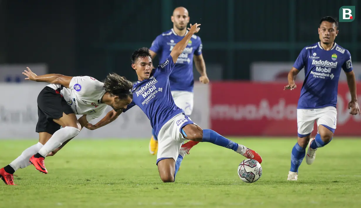 Pemain Persib Bandung, Zalnando (tengah) berebut bola dengan pemain Persipura Jayapura, Da Conceicao Hedipo Gustavo (kiri) dalam laga pekan ke-10 BRI Liga 1 2021/2022 di Stadion Manahan, Solo, Sabtu (30/10/2021). (Bola.com/Bagaskara Lazuardi)