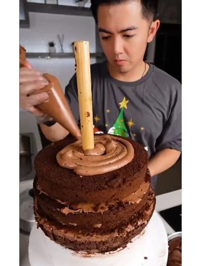 6 Potret Nicky Tirta Bikin Kue Pohon Natal Ukuran Besar, Memukau Sayang Dimakan