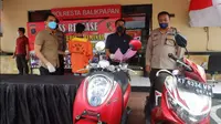 Kasat Reskrim Polresta Balikpapan, Kompol Rengga saat menunjukan tersangka dan barang bukti kasus curanmor yang diungkapnya. (Liputan6.com)