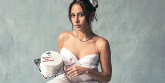 Valerie Thomas membagikan beberapa potret dirinya tampil seperti pengantin. Ia pun melakukan pemotretan bersama Photografer Vony Wong dengan property white cake.&nbsp;[@valerieethomas]