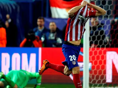 Ekspresi pemain Atletico Madrid, JuanFran Torres, setelah memastikan kemenangan dalam adu penalti melawan PSV Eindhoven dalam babak 16 besar Liga Champions di Stadion Vicente Calderon, Madrid, (15/3/2016). (Reuters/Susana Vera)