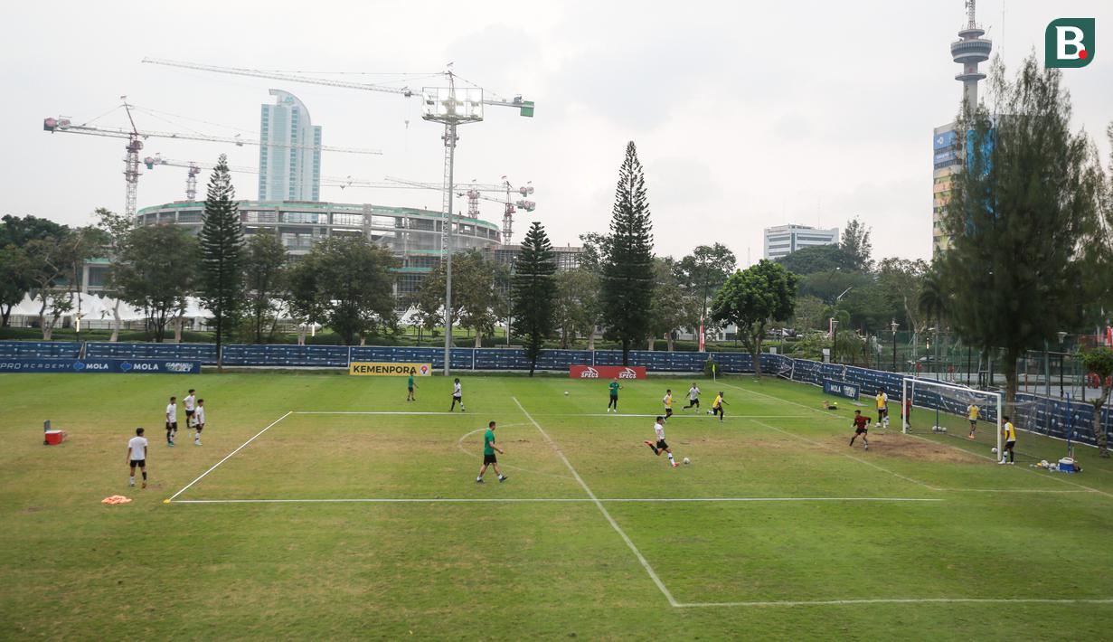 <p>Suasana latihan Timnas Indonesia U-20 untuk persiapan Kualifikasi Piala Asia U-20 2023 yang berlangsung di Lapangan A Gelora Bung Karno, Jakarta, Selasa (30/08/2022). (Bola.com/Bagaskara Lazuardi)</p>