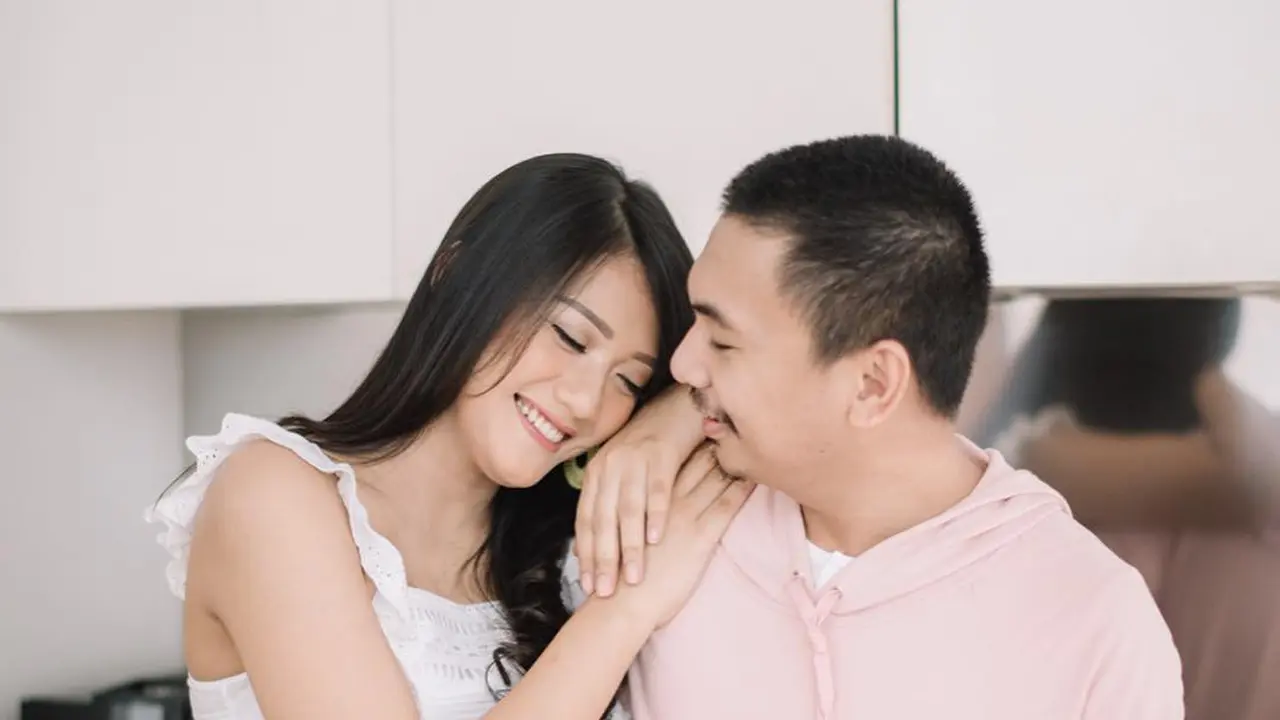 7 Potret Raditya Dika dan Anissa Aziza saat Pakai Baju Couple, Serasi