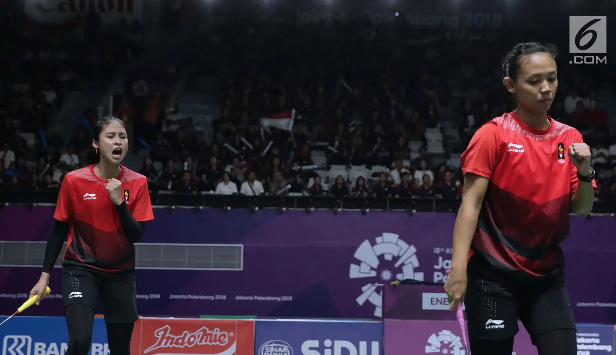 Ganda putri Indonesia, Della Destiara Haris/Rizki Amelia Pradipta bersorak saat melawan pemain Jepang, Misaki Matsumoto/Ayaka Takahashi pada semifinal Bulutangkis Beregu Putri Asian Games 2018 di Jakarta, Selasa (21/8). (Liputan6.com/Helmi Fithriansyah)