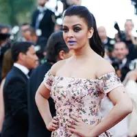 Aishwarya Rai dengan lipstik Ungu. (via bollywoodlife.com)