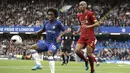 Gelandang Chelsea, Willian (kiri) berusaha mengontrol bola dari kawalan bek Liverpool, Fabinho selama pertandingan lanjutan Liga Inggris di Stadion Stamford Bridge, London (22/9/2019). Liverpool menang tipis atas Chelsea 2-1. (AP Photo/Matt Dunham)
