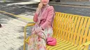 Gaya OOTD Inara Rusli selama berada di Korea Selatan pun banjir pujian. Ia tampak tampil kasual namun tetap stylish dengan makeup flawless.(Liputan6.com/IG/@mommy_starla)