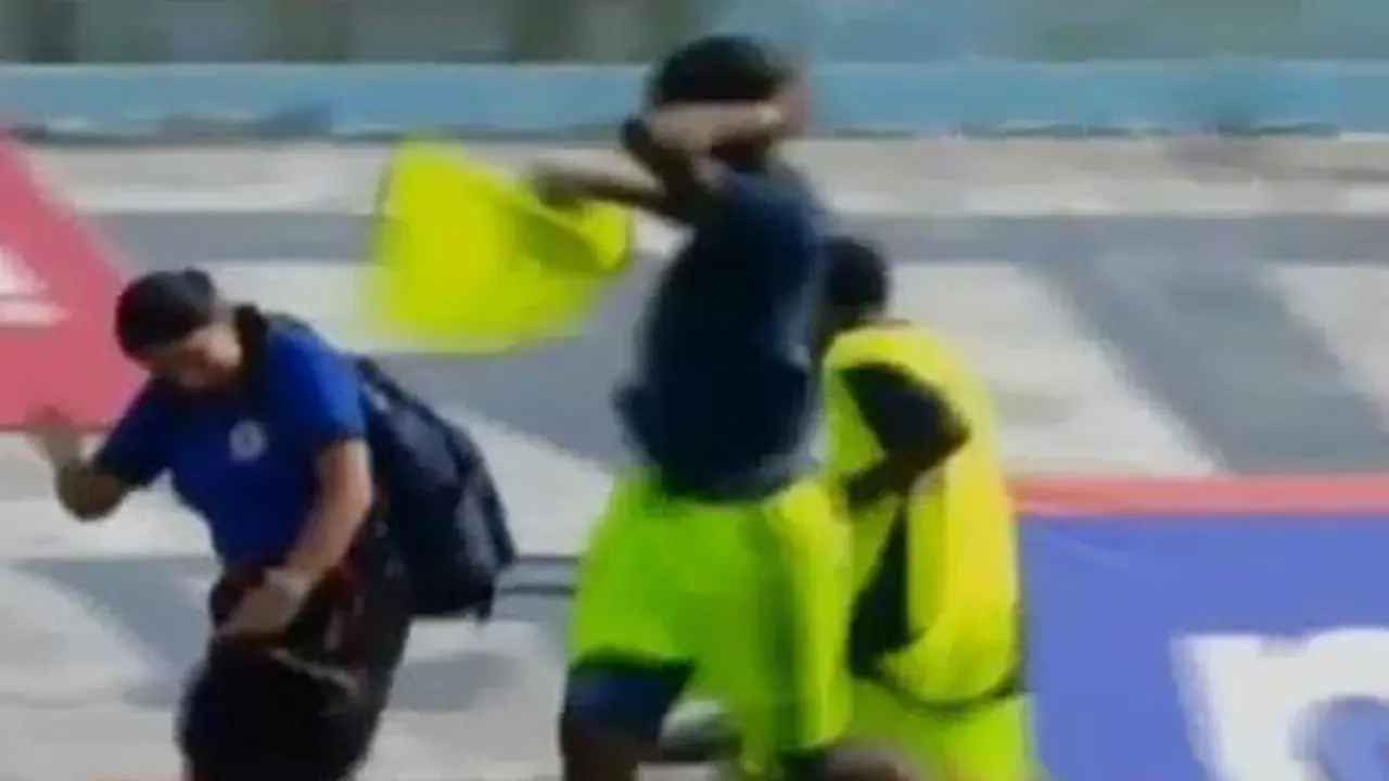 Pertandingan Bola Diserang Lebah