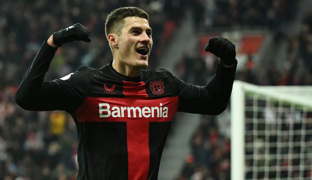 Patrik Schick yang kini tengah menjalani musim keempat bersama Bayern Leverkusen memiliki koleksi satu hattrick di Bundesliga 2023/2024 yang dicetaknya pada pekan ke-16 saat menang 4-0 atas VfL Bochum (20/12/2023). Hingga kini ia baru mencetak 3 gol dari 5 laga di Bundesliga 2023/2024. Minimnya jumlah laga yang dijalani akibat mengalami cedera di awal musim. (AFP/Ina Fassbender)