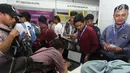 Calon pelamar kerja mencari informasi di salah satu stand "Job Fair Tangsel 2018" di BSD, Kamis  (19/7). Job Fair ini menyediakan 10.000 lebih lowongan kerja  dari 50 perusahaan berbagai bidang dan berlangsung hingga (20/7/2018). (Merdeka.com/Arie Basuki)