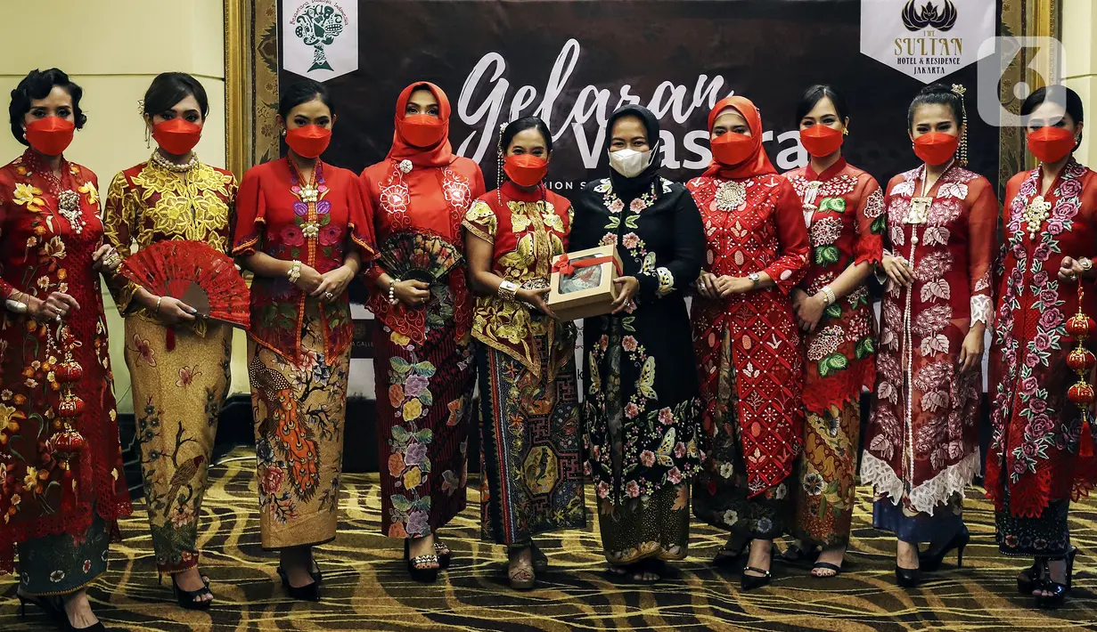 Yayasan Belantara Budaya Indonesia bersama Pemerhati Batik menggelar acara Gelaran Wastra di Hotel Sultan, Senayan, Jakarta, Jumat (4/2/2022). Gelaran Wastra berisikan pameran batik koleksi Dave Tjoa, pameran UMKM, pesta budaya, talk show dan fashion show. (Liputan6.com/Johan Tallo)