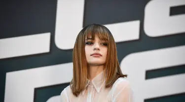 Aktris Joey King berpose untuk foto selama preview film (Bullet Train) di Paris (18/7/2022). Joey King tampil dengan rambut yang telah ia potong ujungnya yang lurus dan hanya beberapa sentimeter di bawah bahu. (AFP/Christophe Archambault)