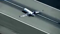 Sebuah pesawat yang dioperasikan oleh United SkyWest melakukan pendaratan perut sebagai bagian dari prosedur darurat.