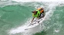 Seekor anjing, Parafina Martins bersaing dalam kompetisi Surf City Surf Dog di Huntington Beach, California pada 28 September 2019. Para anjing menunjukkan keahlian mereka dengan menaklukkan ombak setinggi satu sampai tiga kaki. (Kyle Grillot / AFP)