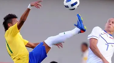 Penyerang Timnas Brasil Neymar (kiri) berebut bola dengan winger Timnas Belanda Arjen Robben dalam laga persahabatan di Goiania, Brasil, 4 Juni 2011. AFP PHOTO/EVARISTO SA