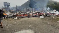 KKB membakar mes karyawan PT MTT dan rumah warga di Distrik Ilaga, Kabupaten Puncak, Papua. (Foto: Humas Polda Papua)