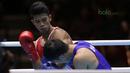 Grece Savon Simangunsong (kiri) melepaskan pukulan ke arah petinju  Jepang, Hiroaki Kinjo pada semifinal Test Event Asian Games 2018 kelas welter di Kemayoran, Jakarta (14/2/2018). Simangunsong menang dengan skor 3-2. (Bola.com/Nick Hanoatubun)