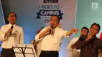 Menhub Budi Karya Sumadi (tengah) saat bernyanyi bersama para dosen pengajar selama Emtek Goes to Campus (EGTC) 2017 di Universitas Gadjah Mada, Yogyakarta, Selasa (31/10). Menhub membawakan Satu Lagu di acara tersebut. (Liputan6.com/Helmi Afandi)