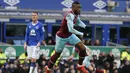 Pemain West Ham United,Diafra Sakho mencatatkan namanya pada papan skor setelah mencetak satu gol ke gawang Everton pada lanjutan Liga Inggris pekan ke-29. (Reuters/Phil Noble)